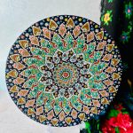 خرید بشقاب میناکاری روی سفال با قطر ۴۰ سانتی‌متر، زمینه سبز و رنگ‌های شاد؛ محصولی دست‌ساز و لعاب‌دار برای پذیرایی، دکوراسیون و هدیه.