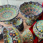 ست کامل پذیرایی میناکاری ۱۶ پارچه شامل پیش‌دستی، پیاله، شکلات‌خوری، میوه‌خوری، آجیل‌خوری و شیرینی‌خوری