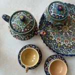 ست چای خوری با دیس گرد مشخصات : شامل : ۲ عدد فنجان ، یک عدد قندان ، ۲ عدد نعلبکی ، یک عدد دیس قطر ۳۰