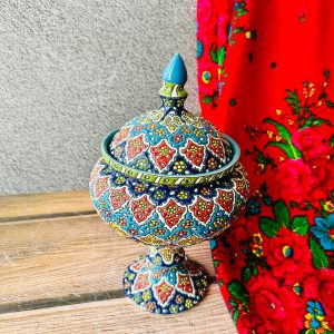 خرید شکلات‌خوری میناکاری تک‌پایه بزرگ با ارتفاع ۳۰ سانتی‌متر، عمق ۱۰ و قطر دهانه ۱۵ سانتی‌متر؛ دست‌ساز و عرضه‌شده در رنگ‌های آبی و سورمه‌ای.