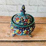 شکلاتخوری سفالی دستساز سهپایه با ارتفاع ۲۰ سانتیمتر، نقوش مینای برجسته و زمینه سورمهای یا آبی