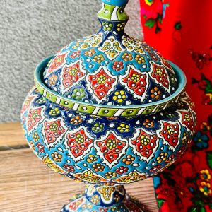 خرید شکلات‌خوری میناکاری تک‌پایه بزرگ با ارتفاع ۳۰ سانتی‌متر، عمق ۱۰ و قطر دهانه ۱۵ سانتی‌متر؛ دست‌ساز و عرضه‌شده در رنگ‌های آبی و سورمه‌ای.