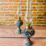 خرید فانوس میناکاری روی سفال با ارتفاع ۲۷ سانتی‌متر با احتساب شیشه؛ محصولی دست‌ساز و لعاب‌دار با زمینه سبز یا سورمه‌ای و نقوش شاد.
