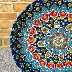 سینی گرد میناکاری روی سفال با قطر ۳۰ سانتی‌متر و زمینه سورمه‌ای یا آبی