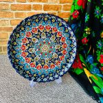 سینی گرد میناکاری روی سفال با قطر ۳۰ سانتی‌متر و زمینه سورمه‌ای یا آبی
