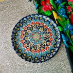 خرید سینی گرد میناکاری روی سفال با قطر ۳۰ سانتی‌متر؛ محصولی دست‌ساز و لعاب‌دار در رنگ‌های سورمه‌ای و آبی، مناسب پذیرایی و هدیه.