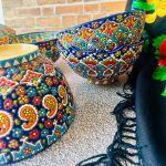 کاسه میناکاری روی سفال با زمینه سرمه‌ای و آبی، قطر ۲۰ و عمق ۱۰ سانتی‌متر؛ مناسب پذیرایی، دکوراسیون و علاقه‌مندان به صنایع دستی ایرانی.