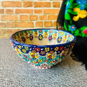 اگر به دنبال خرید کاسه میناکاری روی سفال هستید، این مدل با ترکیب رنگ سرمه‌ای و آبی و ابعاد کاربردی، گزینه‌ای مناسب برای افزودن حال‌وهوای هنر ایرانی به دکوراسیون و میز پذیرایی شماست.