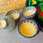 کاسه میناکاری روی سفال با زمینه سرمه‌ای و آبی، قطر ۲۰ و عمق ۱۰ سانتی‌متر؛ مناسب پذیرایی، دکوراسیون و علاقه‌مندان به صنایع دستی ایرانی.
